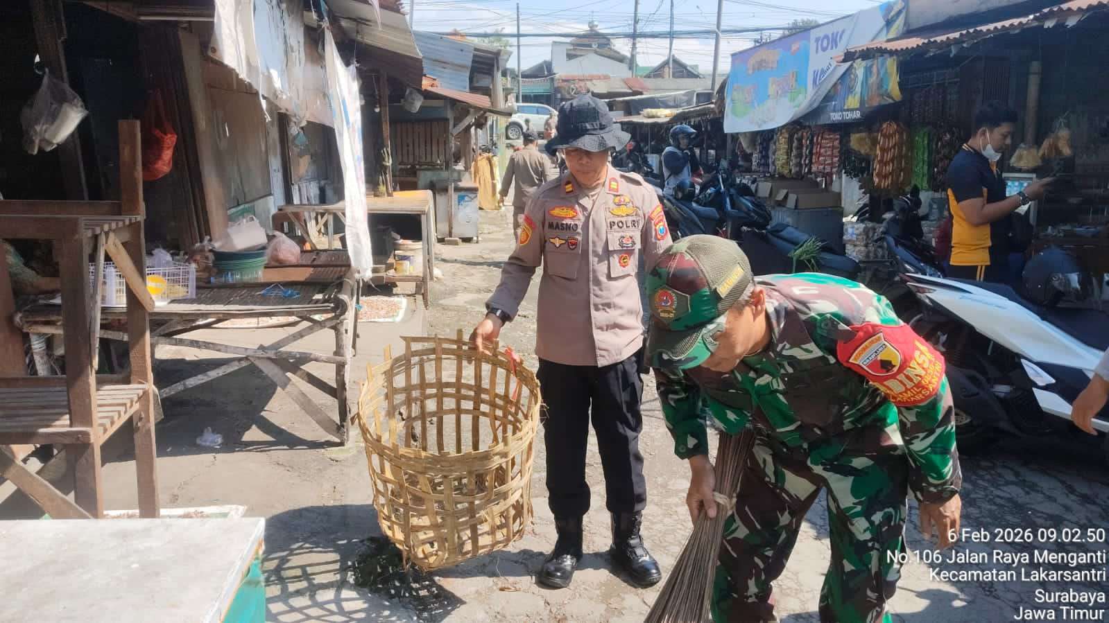 Foto: Personel Polrestabes Surabaya bersama TNI dan perangkat kelurahan melaksanakan kerja bakti membersihkan kawasan PD Pasar Surya Lakarsantri Surabaya