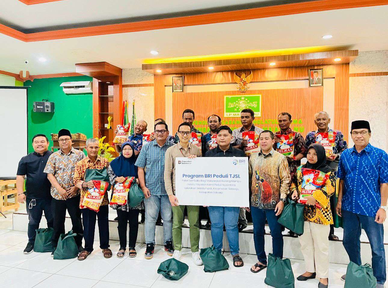 Foto: Penyaluran paket sembako BRI Peduli oleh BRI Cabang Sidoarjo kepada warga kurang mampu