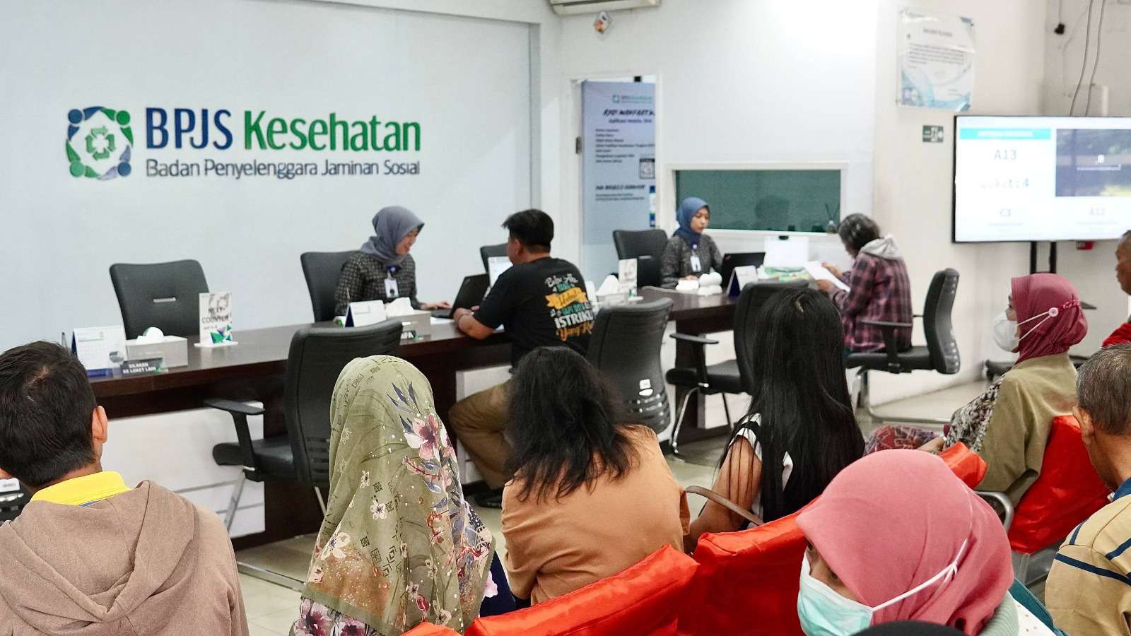 Foto: BPJS Kesehatan Surabaya memberikan penjelasan penonaktifan peserta PBI JKN