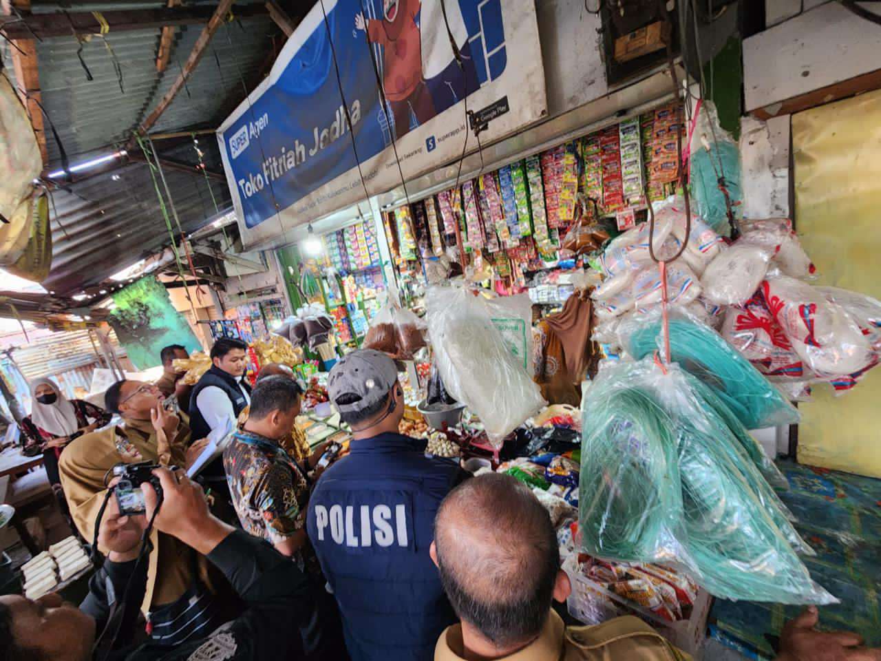 Foto: Satgas Pangan Polres Pelabuhan Tanjung Perak saat melakukan pengecekan stok dan harga bahan pokok di Pasar Pabean Surabaya