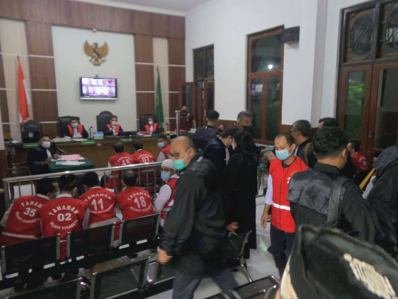 Foto: Sidang tertutup perkara dugaan pornografi atau kasus pesta gay dengan 25 terdakwa di Pengadilan Negeri Surabaya