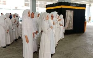 Siswa Asal Prancis Ikuti Ujian Manasik Haji di SMA Muhammadiyah 2 Surabaya