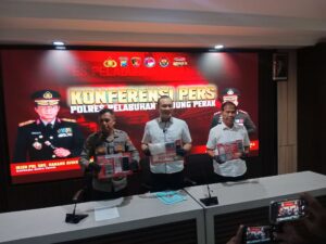 Foto: Petugas Satresnarkoba Polres Pelabuhan Tanjung Perak menunjukkan barang bukti sabu hasil pengungkapan Januari 2026 di Surabaya.