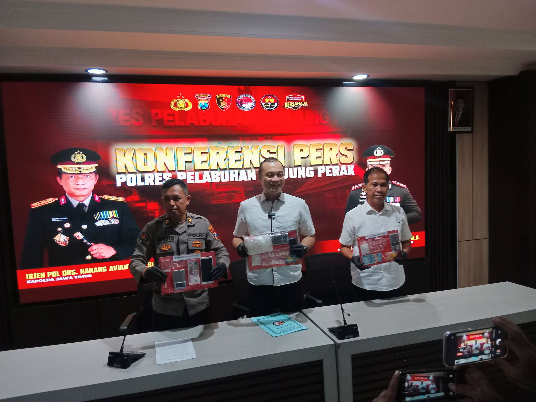 Foto: Petugas Satresnarkoba Polres Pelabuhan Tanjung Perak menunjukkan barang bukti sabu hasil pengungkapan Januari 2026 di Surabaya.