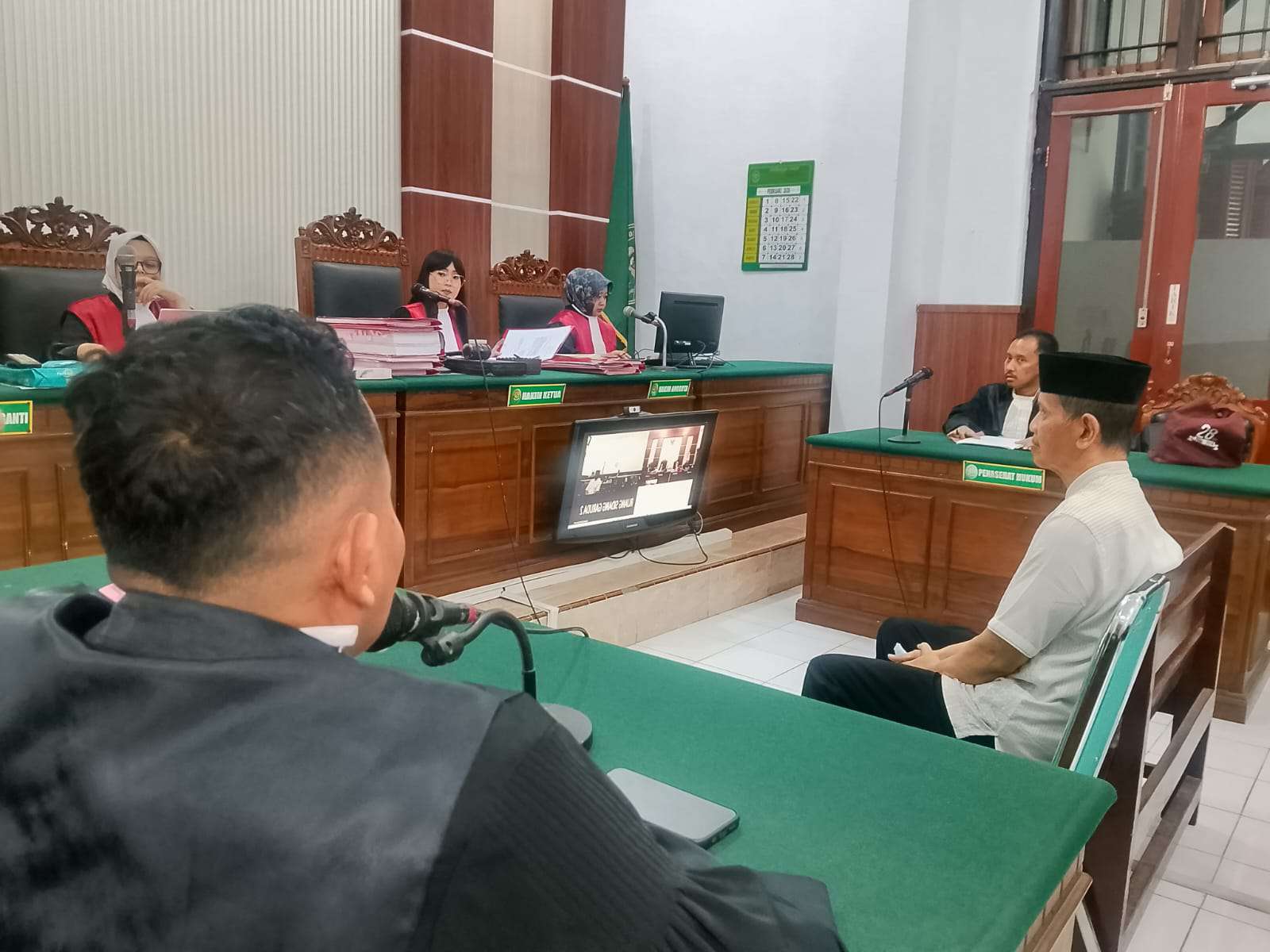 Foto: Suasana persidangan kasus penipuan lelang mobil fiktif di ruang Garuda 2 PN Surabaya