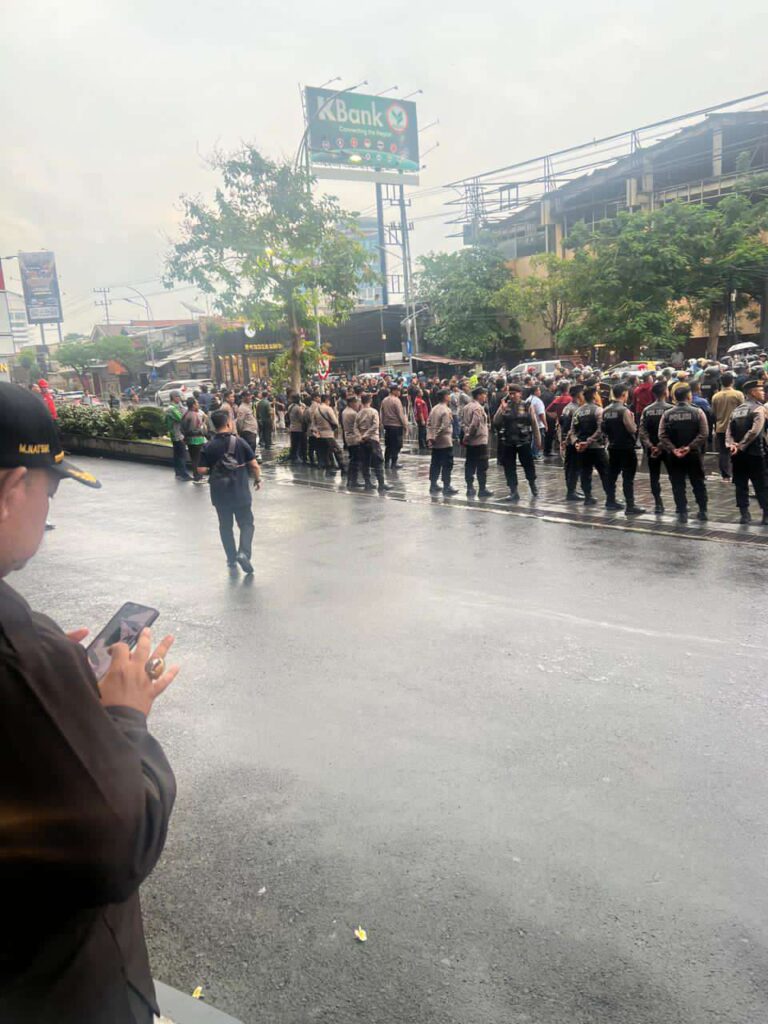 Demo Buruh di Jantung Kota: Dialog Jadi Solusi, Pengacara Soroti Dampak Aksi di Depan LPS Surabaya