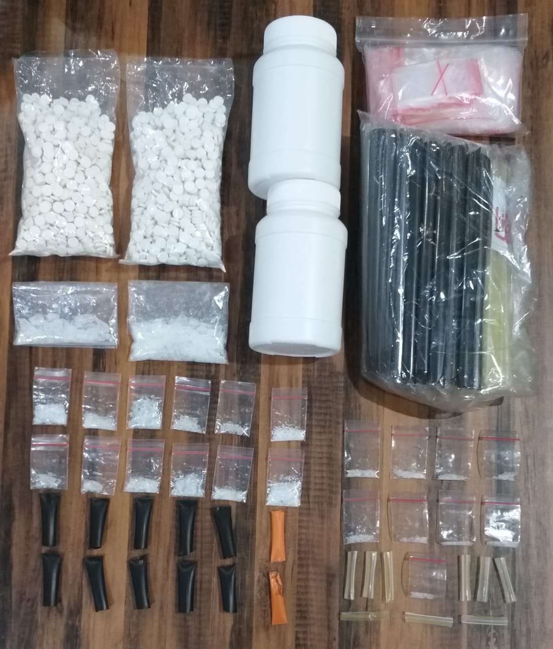 Foto: Barang bukti sabu seberat 109 gram dan 2.000 butir Pil LL hasil pengungkapan Satresnarkoba Polrestabes Surabaya di Tambaksari.