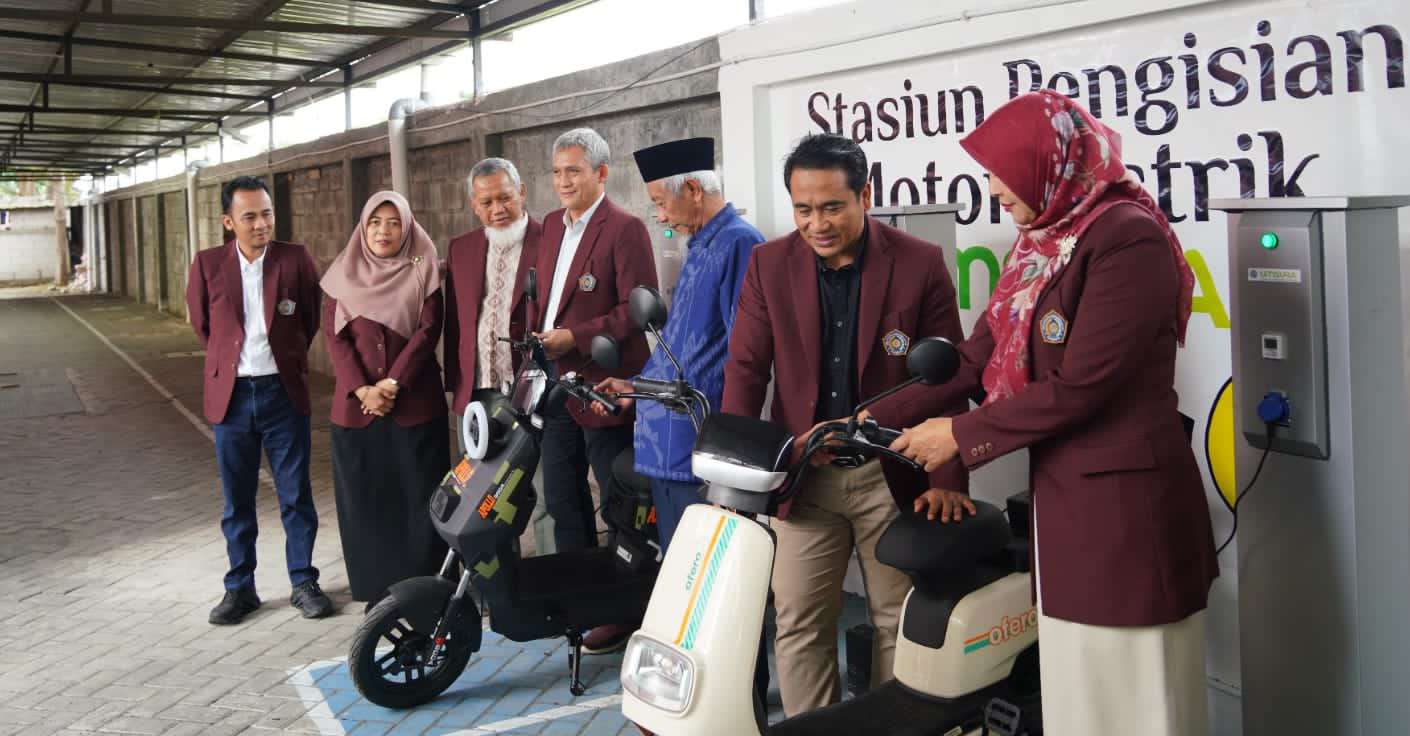 Foto: Peresmian SPKL berbasis panel surya di Universitas Muhammadiyah Surabaya saat Milad ke-42 di Auditorium At-Tauhid Tower