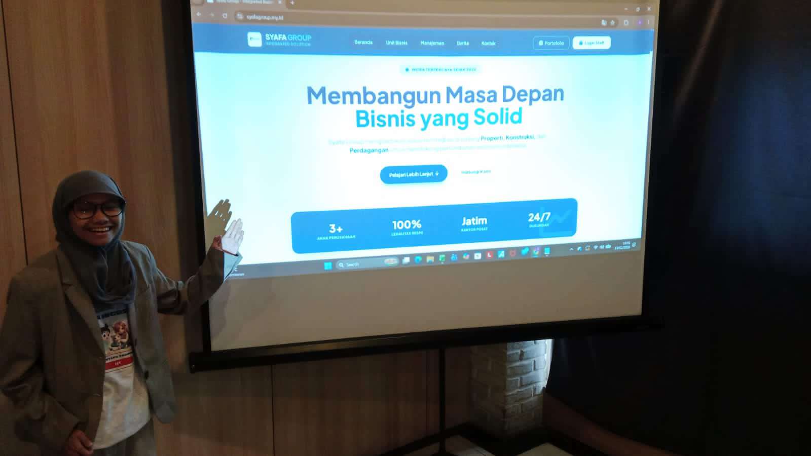 Foto: CEO Syafa Group Sa’diah saat meresmikan launching website dan aplikasi internal perusahaan di Surabaya.