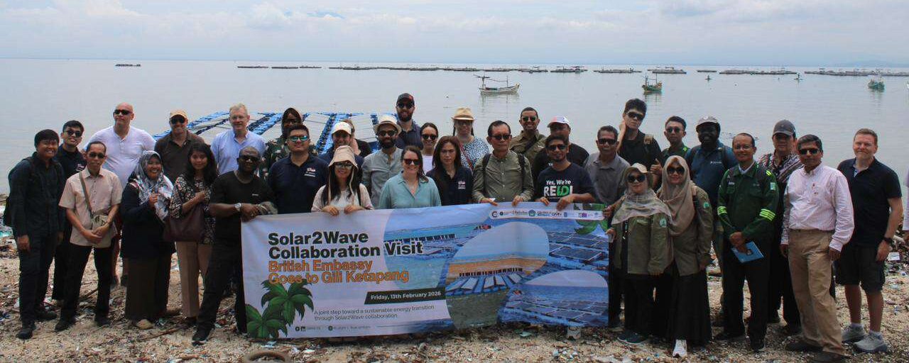 Foto: Tim ITS dan Innovate UK meninjau proyek PLTS apung nearshore Solar2Wave di Gili Ketapang Probolinggo.