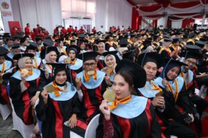 Rektor Untag Surabaya Lepas Ribuan Wisudawan Berdaya Saing Global