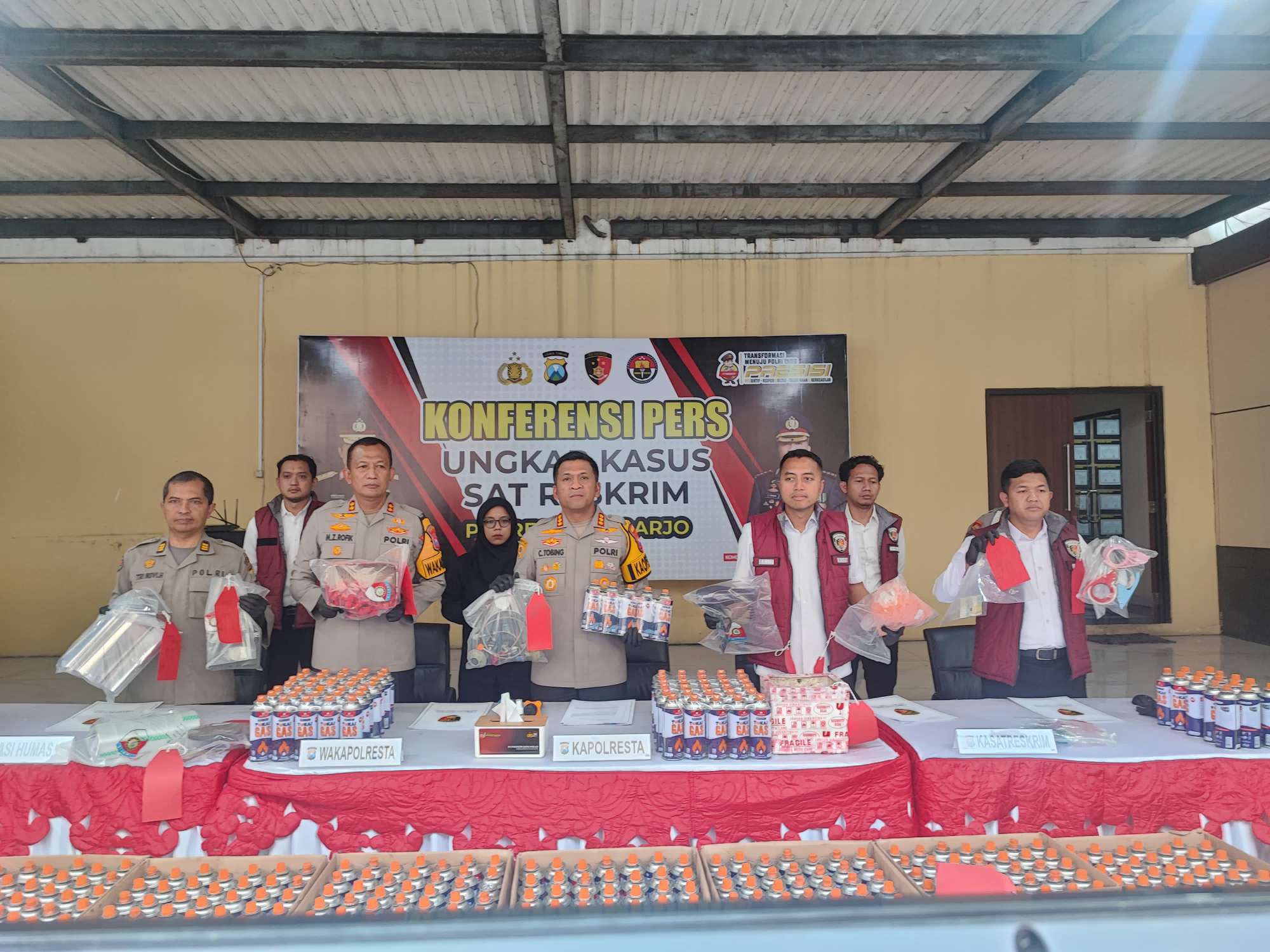 Foto: Petugas Satreskrim Polresta Sidoarjo menunjukkan barang bukti tabung LPG 3 Kg dan gas portabel hasil pengoplosan di Kecamatan Waru.
