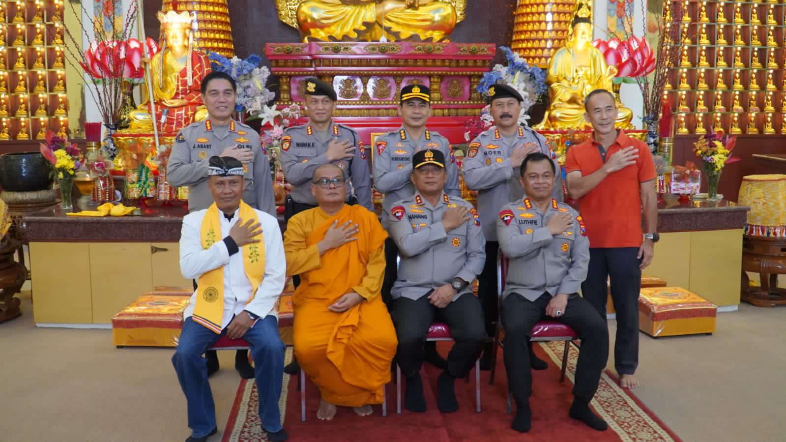 Foto: Kapolda Jatim dan Kapolrestabes Surabaya meninjau pengamanan perayaan Imlek di Vihara Buddhayana Putat Gede Surabaya.
