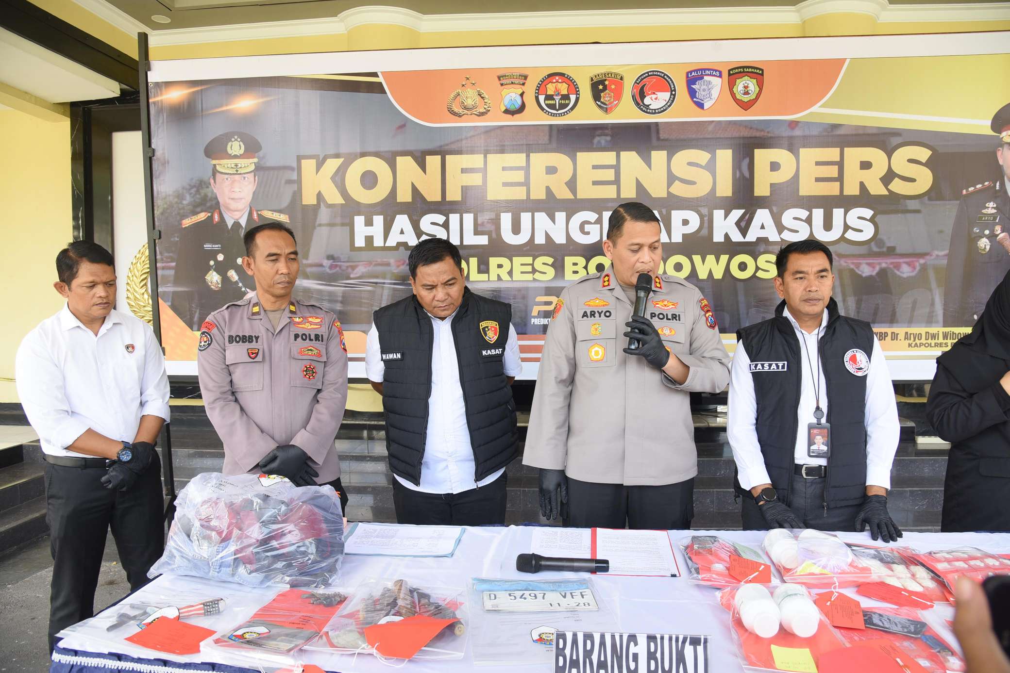 Foto: Kapolres Bondowoso AKBP Aryo Dwi Wibowo saat rilis kasus curanmor dengan barang bukti 11 sepeda motor di Mapolres Bondowoso