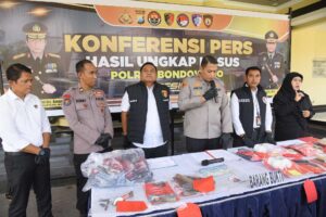 Foto: Kapolres Bondowoso AKBP Aryo Dwi Wibowo saat rilis kasus curanmor dengan barang bukti 11 sepeda motor di Mapolres Bondowoso