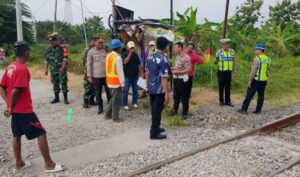 Foto: Petugas Polsek Babat dan masyarakat saat saat mengevakuasi korban tertabrak KA Sembrani, Desa Gembong, Kec. Babat.