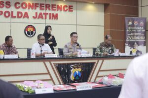 Foto: Konferensi pers Polda Jatim terkait pengungkapan dua kasus TPPU narkotika dengan total aset sitaan Rp 2,7 miliar.