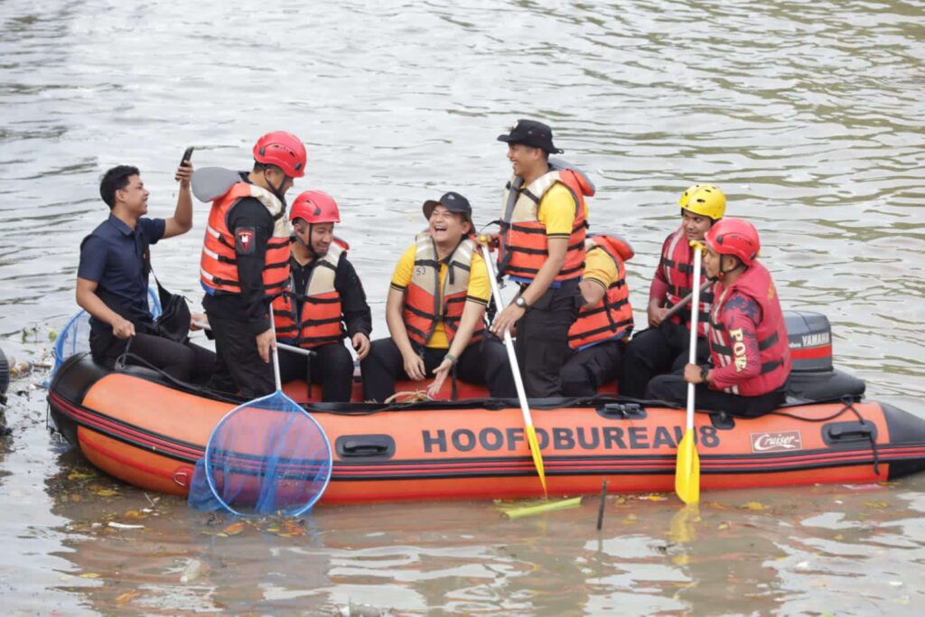 Polrestabes Surabaya Bersih-Bersih Kali Jembatan Merah, Tegaskan Komitmen Gerakan Nasional ASRI