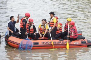 Polrestabes Surabaya Bersih-Bersih Kali Jembatan Merah, Tegaskan Komitmen Gerakan Nasional ASRI