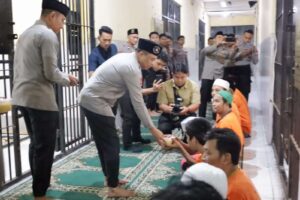 Foto: Kapolrestabes Surabaya Kombes Pol Luthfi Sulistiawan saat buka puasa bersama tahanan di Rutan Polrestabes Surabaya dalam momentum Ramadan 2026.
