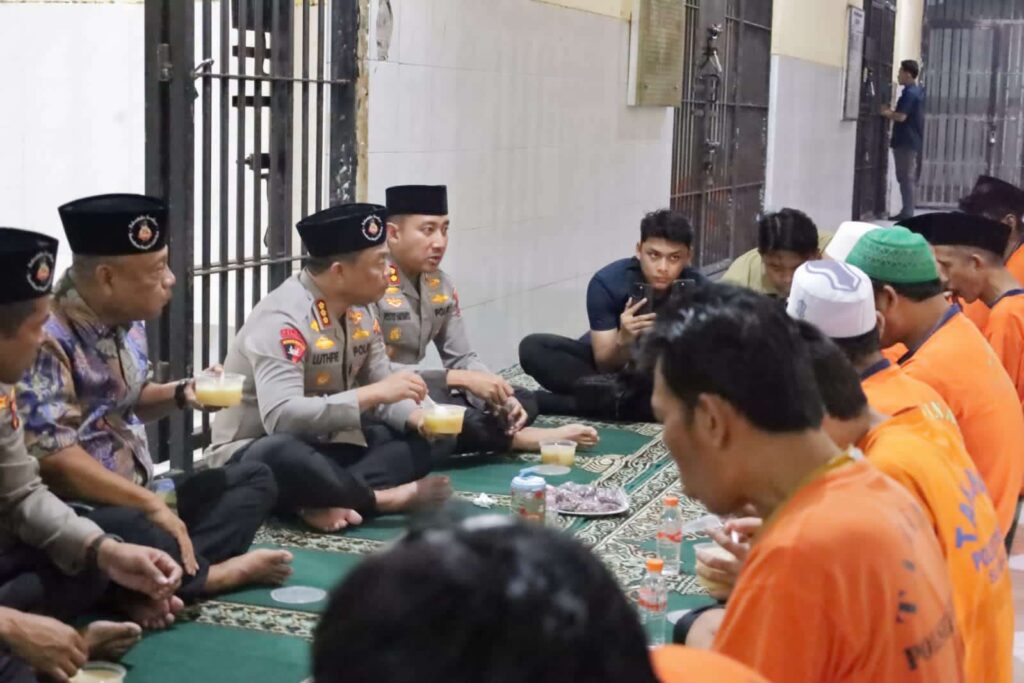 Kapolrestabes Surabaya Gelar Buka Puasa Bersama Tahanan, Tegaskan Pendekatan Humanis Polri