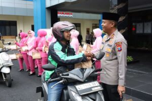 Foto: Kasatlantas Polresta Sidoarjo AKP Yudhi Anugrah Putra sahur bersama pengemudi ojol dalam kegiatan Sahur On The Road Ramadan di Sidoarjo.