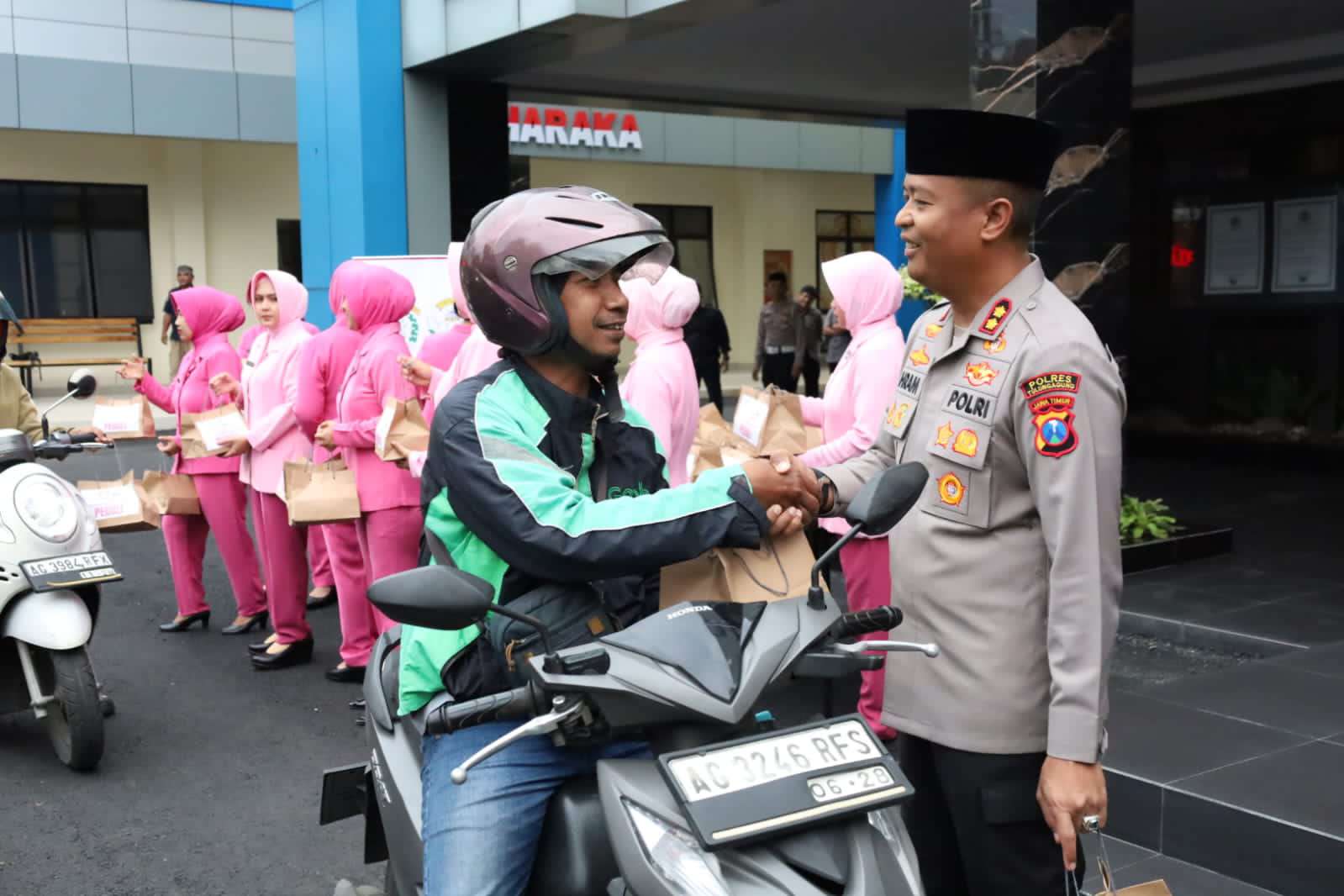 Foto: Kasatlantas Polresta Sidoarjo AKP Yudhi Anugrah Putra sahur bersama pengemudi ojol dalam kegiatan Sahur On The Road Ramadan di Sidoarjo.