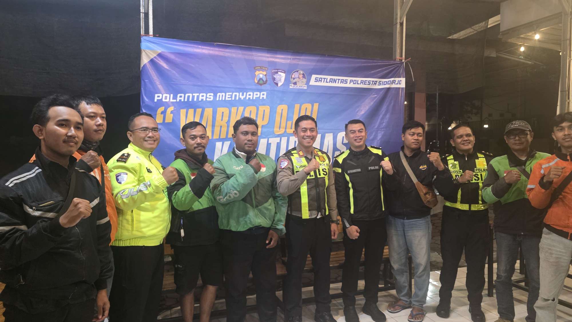 Foto: Kasatlantas Polresta Sidoarjo AKP Yudhi Anugrah Putra sahur bersama pengemudi ojol dalam kegiatan Sahur On The Road Ramadan di Sidoarjo.