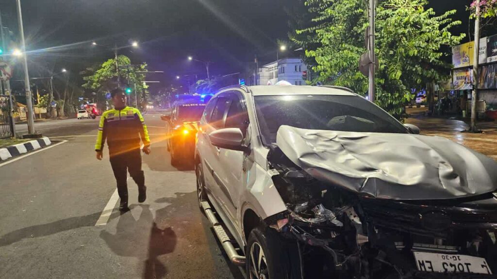 Motor Terobos Lampu Merah Tabrak Mobil di Simpang Darmo