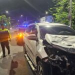 Motor Terobos Lampu Merah Tabrak Mobil di Simpang Darmo