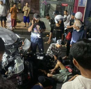 Diduga Terobos Lampu Merah, Dua Mahasiswa Luka Berat dalam Laka Lantas di Pandigiling–Darmo Surabaya