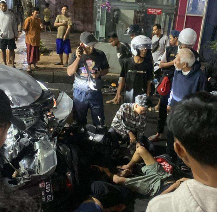 Foto: Petugas Satlantas Polrestabes Surabaya melakukan olah TKP kecelakaan Honda Beat dan Toyota Rush di simpang Pandigiling–Darmo Surabaya dini hari
