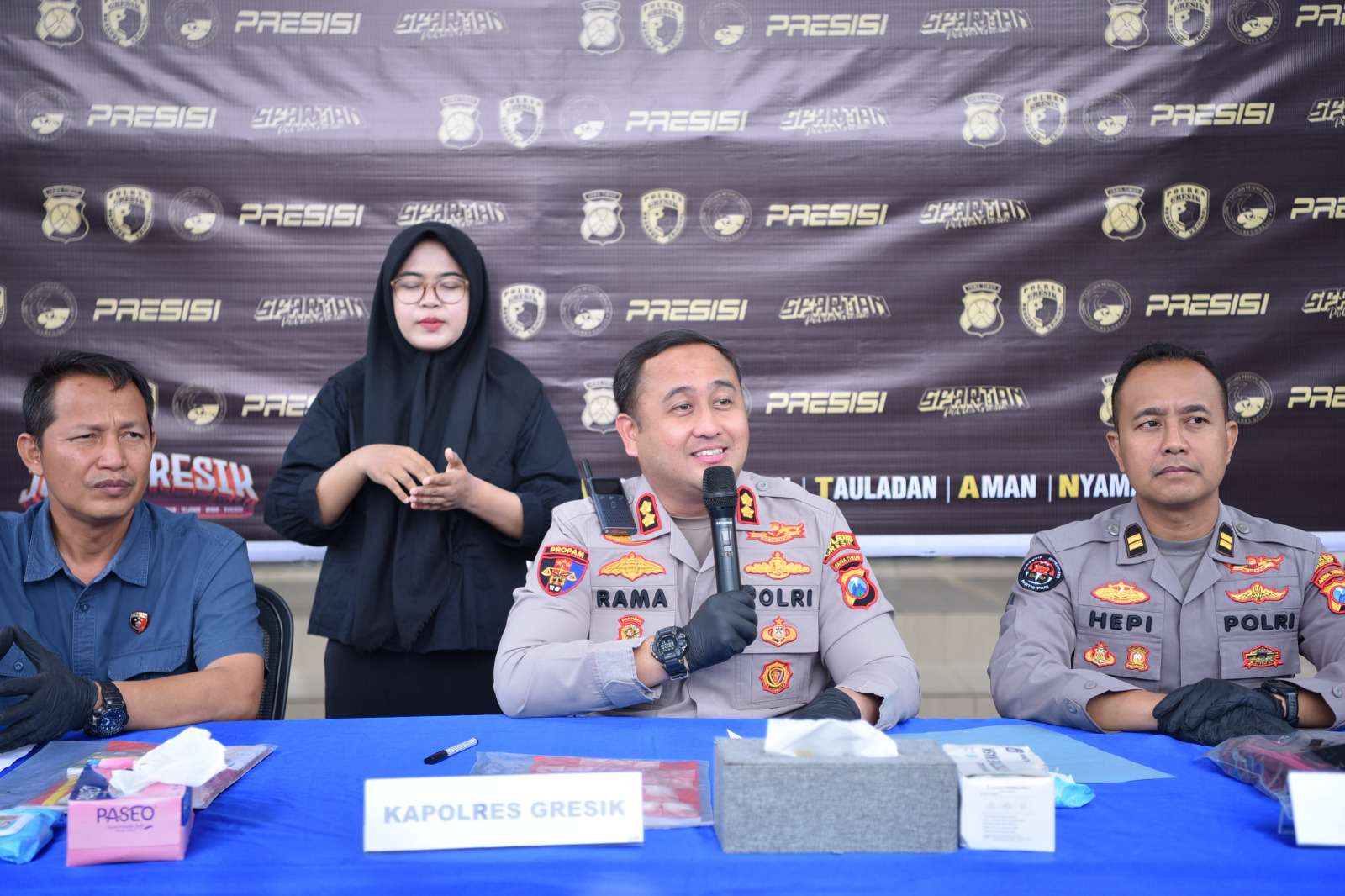 Foto: Kapolres Gresik AKBP Ramadhan Nasution menunjukkan barang bukti 24 paket sabu seberat 51,11 gram hasil penangkapan residivis di Manyar Gresik.