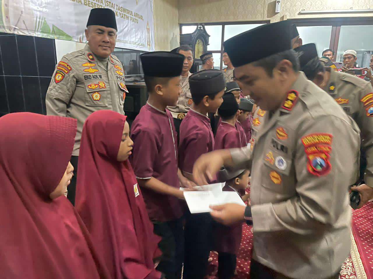 Foto: Kapolres Pelabuhan Tanjung Perak AKBP Wahyu Hidayat saat buka puasa bersama media, mahasiswa, dan anak yatim di Masjid Al-Hidayah Mapolres Tanjung Perak pada Ramadan 1447 H