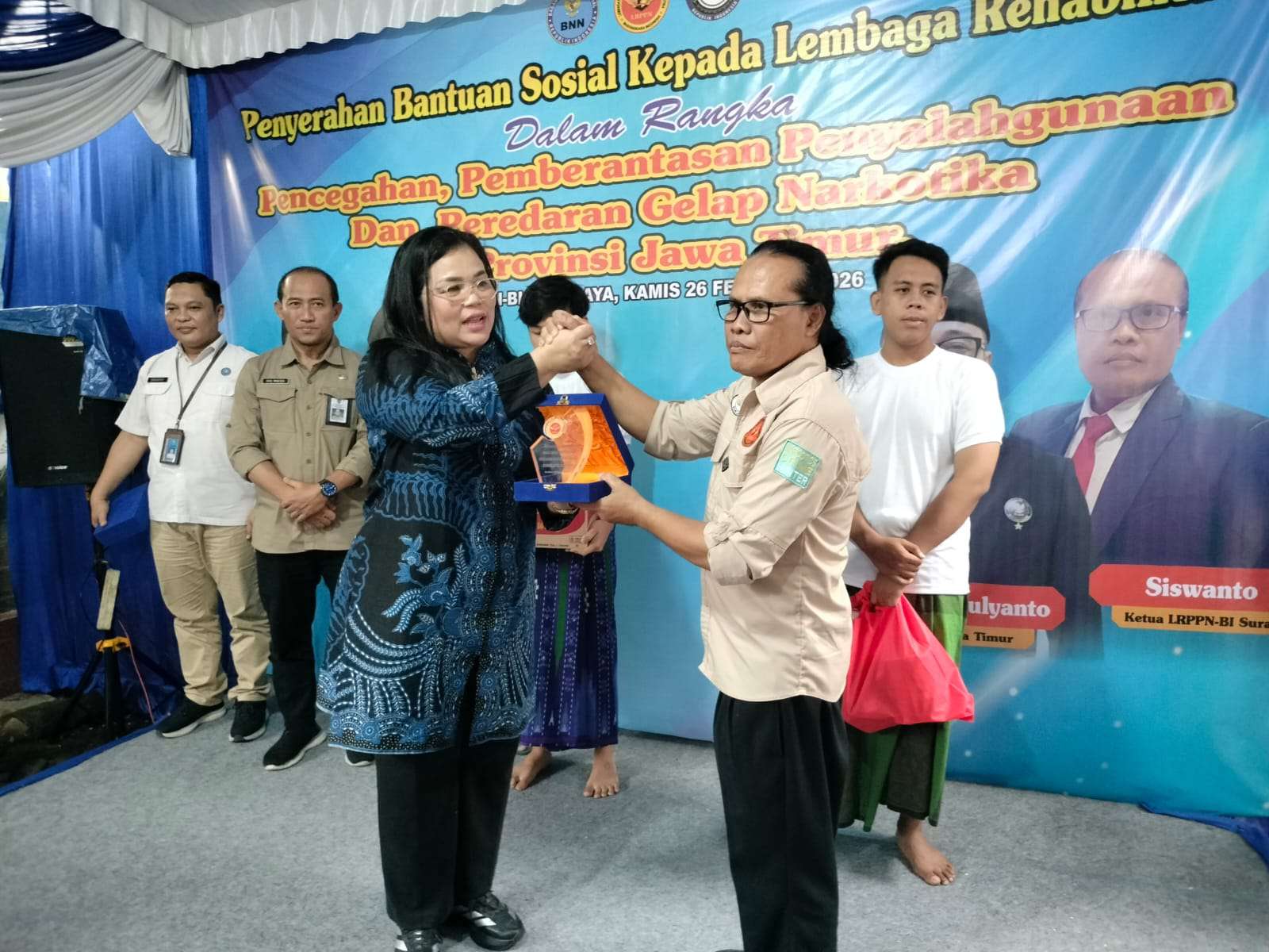 Foto: Perwakilan Kemendagri dan BNNP Jawa Timur menyerahkan bantuan sosial kepada LRPPN-BI Surabaya dalam rangka penguatan rehabilitasi narkotika.