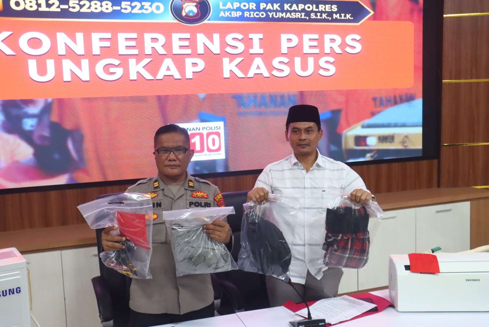 Foto: Polres Probolinggo Kota menunjukkan barang bukti AC dan sepeda motor hasil pengungkapan kasus pencurian elektronik di Kota Probolinggo.