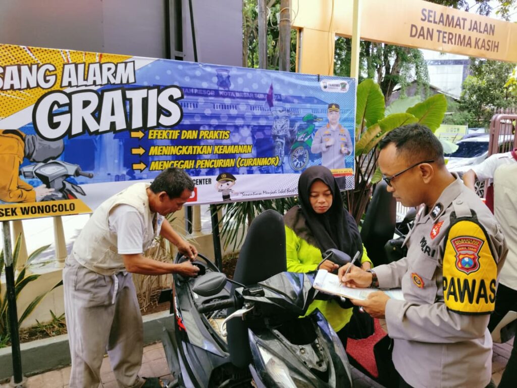 Lawan Curanmor, Polsek Wonocolo Surabaya Pasang 100 Alarm Motor Gratis Sambil Bagi Durian
