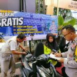 Lawan Curanmor, Polsek Wonocolo Surabaya Pasang 100 Alarm Motor Gratis Sambil Bagi Durian