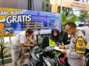 Lawan Curanmor, Polsek Wonocolo Surabaya Pasang 100 Alarm Motor Gratis Sambil Bagi Durian