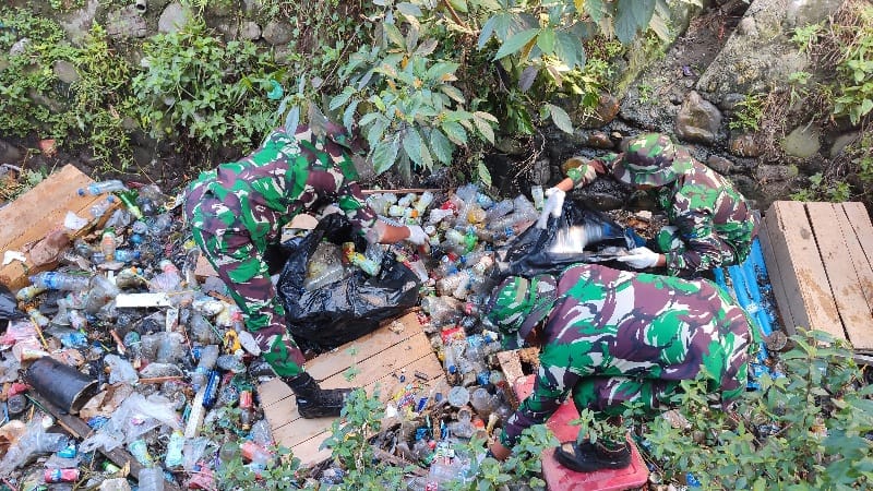 Wujudkan Pasar Sehat, Kodim 1710/Mimika Pimpin “Perang Terhadap Sampah” di Pusat Ekonomi Timika