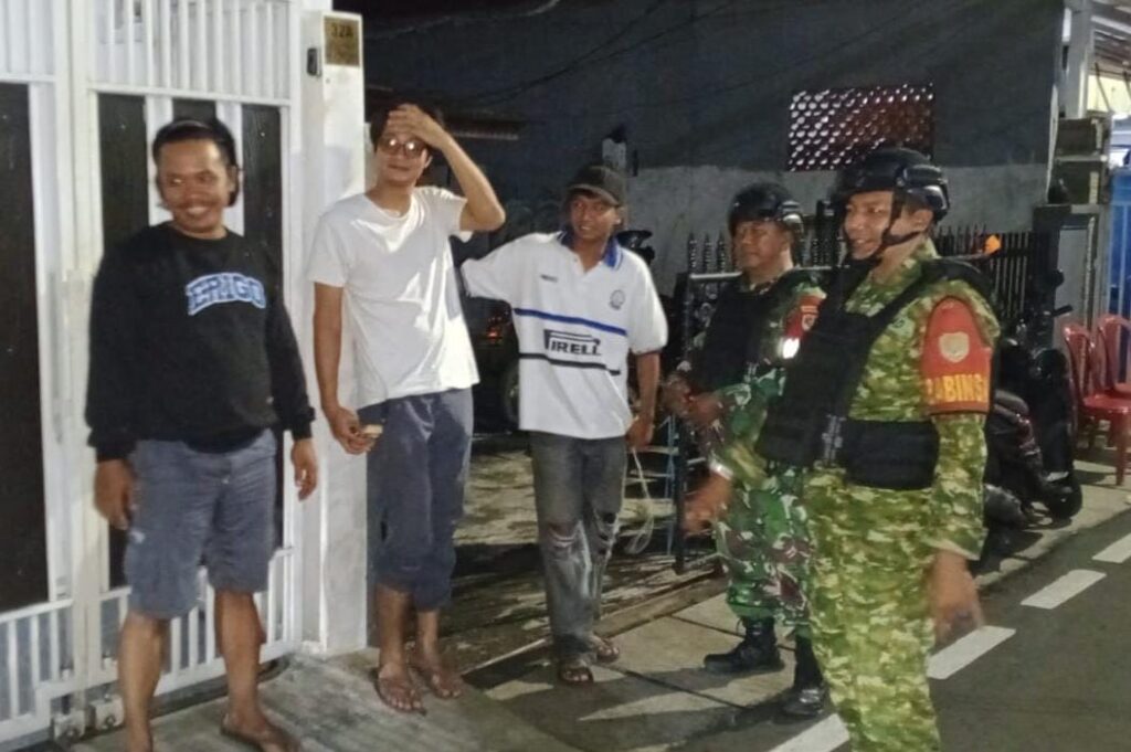 Patroli Siskamling Matraman: TNI-Polri Jaga Ketat Keamanan Jakarta Timur