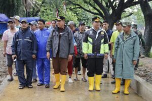 Gerakan Indonesia Asri Bekasi: TNI-Polri Bersihkan Danau Duta Harapan