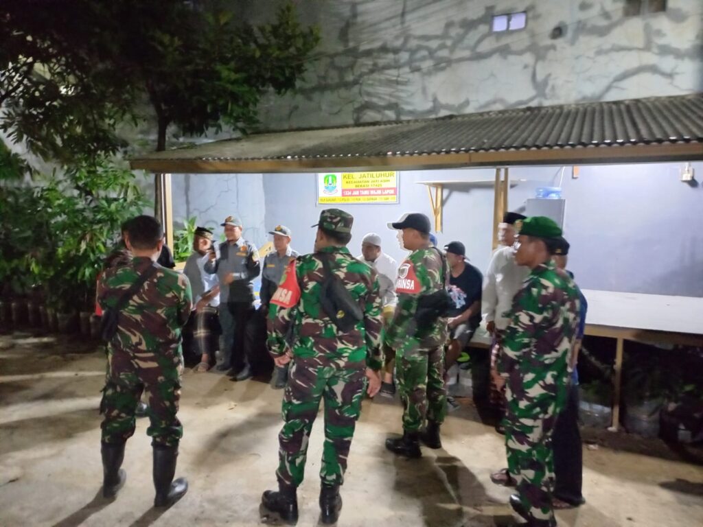 Patroli Maung dan Jalan Kaki Koramil 04/Jati Asih Bersama Komduk Perkuat Keamanan Wilayah