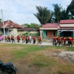 Siswa SMAN 1 Laguboti Jalan Sehat Sambil Pungut Sampah