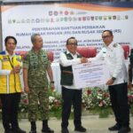 Bupati Taput Dampingi Menko PMK Serahkan Bantuan Rumah