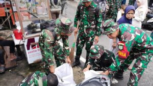 Gerakan Indonesia ASRI, TNI-Polri dan Pemkot Bersama Warga Bersihkan Pasar Pedok Kelurahan Menteng Dalam Kecamatan Tebet Jakarta Selatan