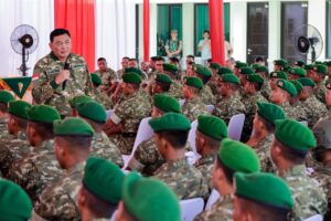 Wakil Panglima TNI Dampingi Menhan RI Kunjungi Yonif TP 852/ABY