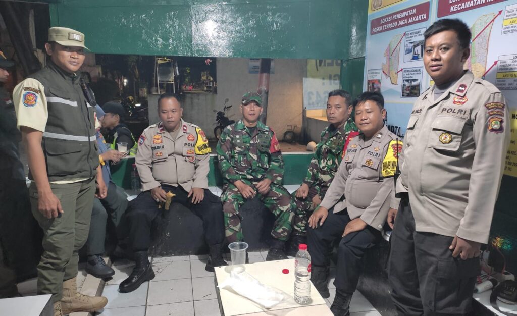 Ciptakan Wilayah Aman dan Kondusif, Koramil 02/Matraman Gelar Patroli/Siskamling Keliling