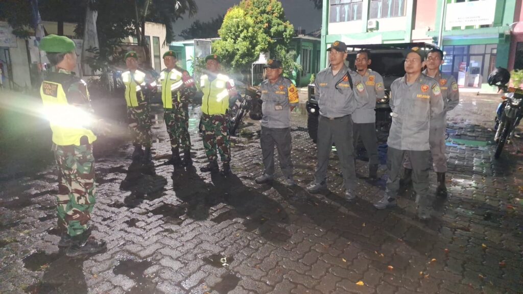 Koramil Teluk Pucung Gelar Patroli Jalan Kaki Jaga Keamanan