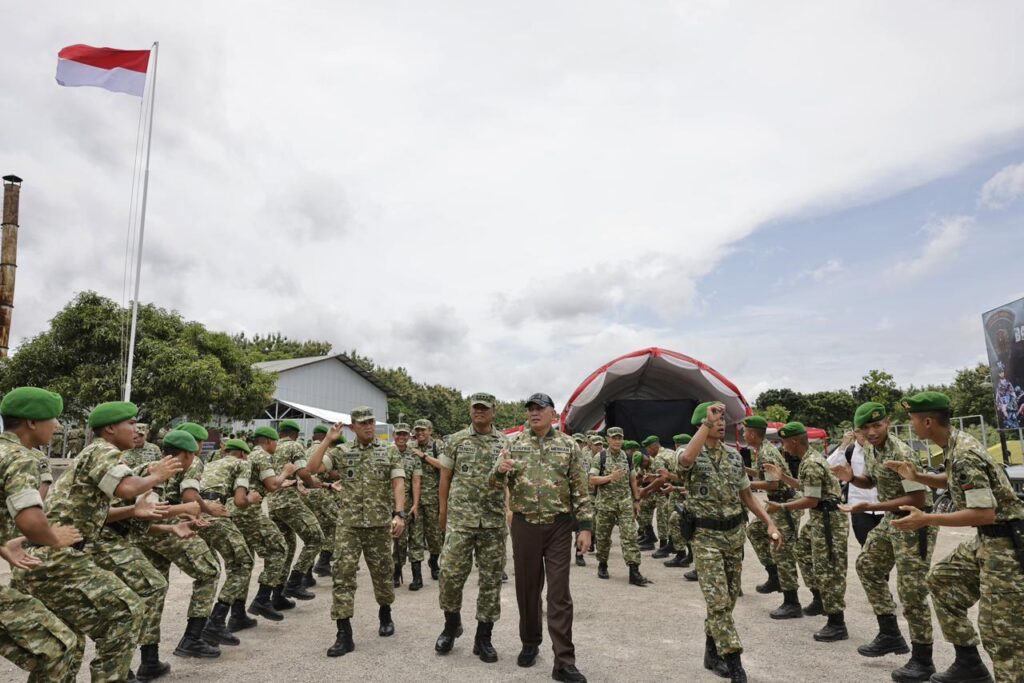 Wapang TNI Dampingi Menhan RI Tinjau Yonif TP 888, Perkuat Pertahanan Negara